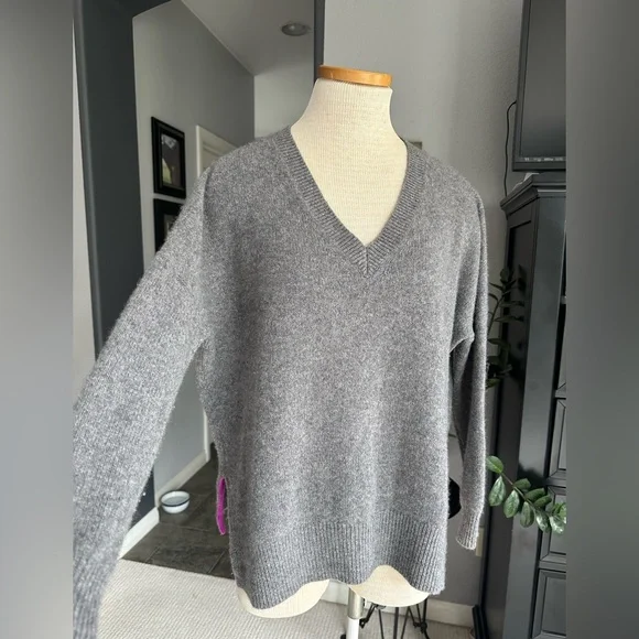 360 Cashmere Cozy Gray V-Neck Sweater, size large - Picture 5 of 14